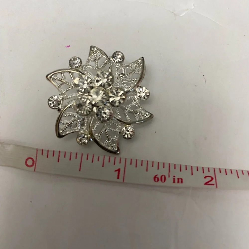 💍💎 SALE Elegant Sparkling Rhinestone & Silver Floral Brooch (J97)